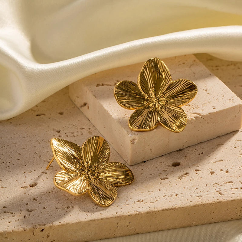 Fleur d’Or – Boucles d’Oreilles Sculpturales